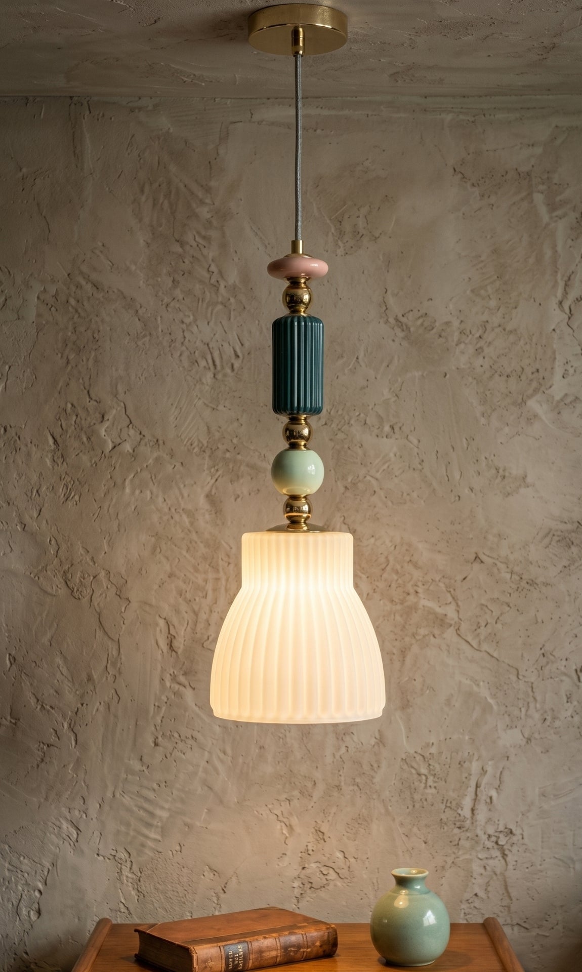 Luminária Pendente Dourado Vidro Branco e Cerâmica Tulipa
