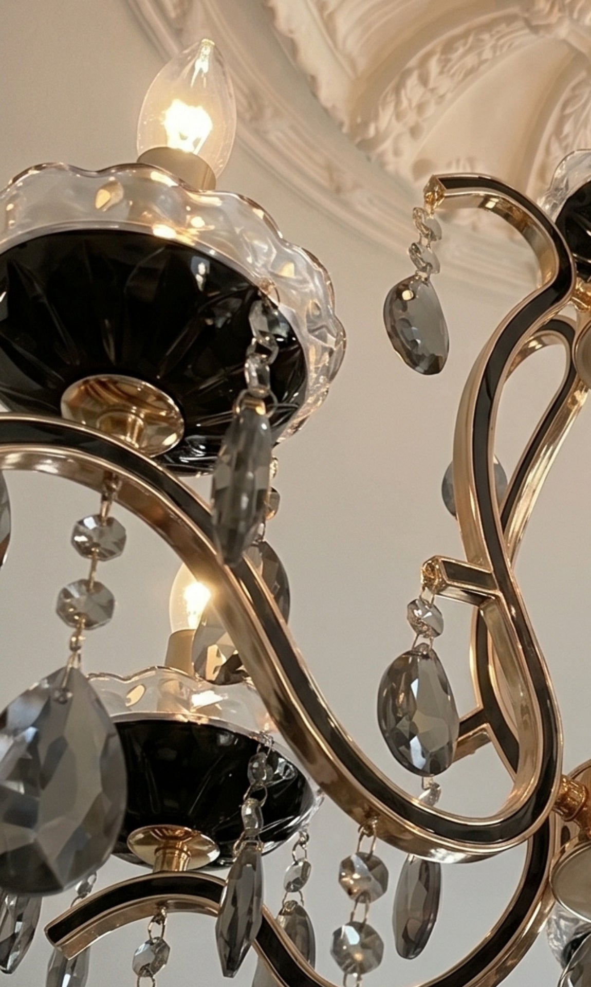 Lustre Candelabro de Cristal Legítimo Tudor 5 Braços Preto e Dourado