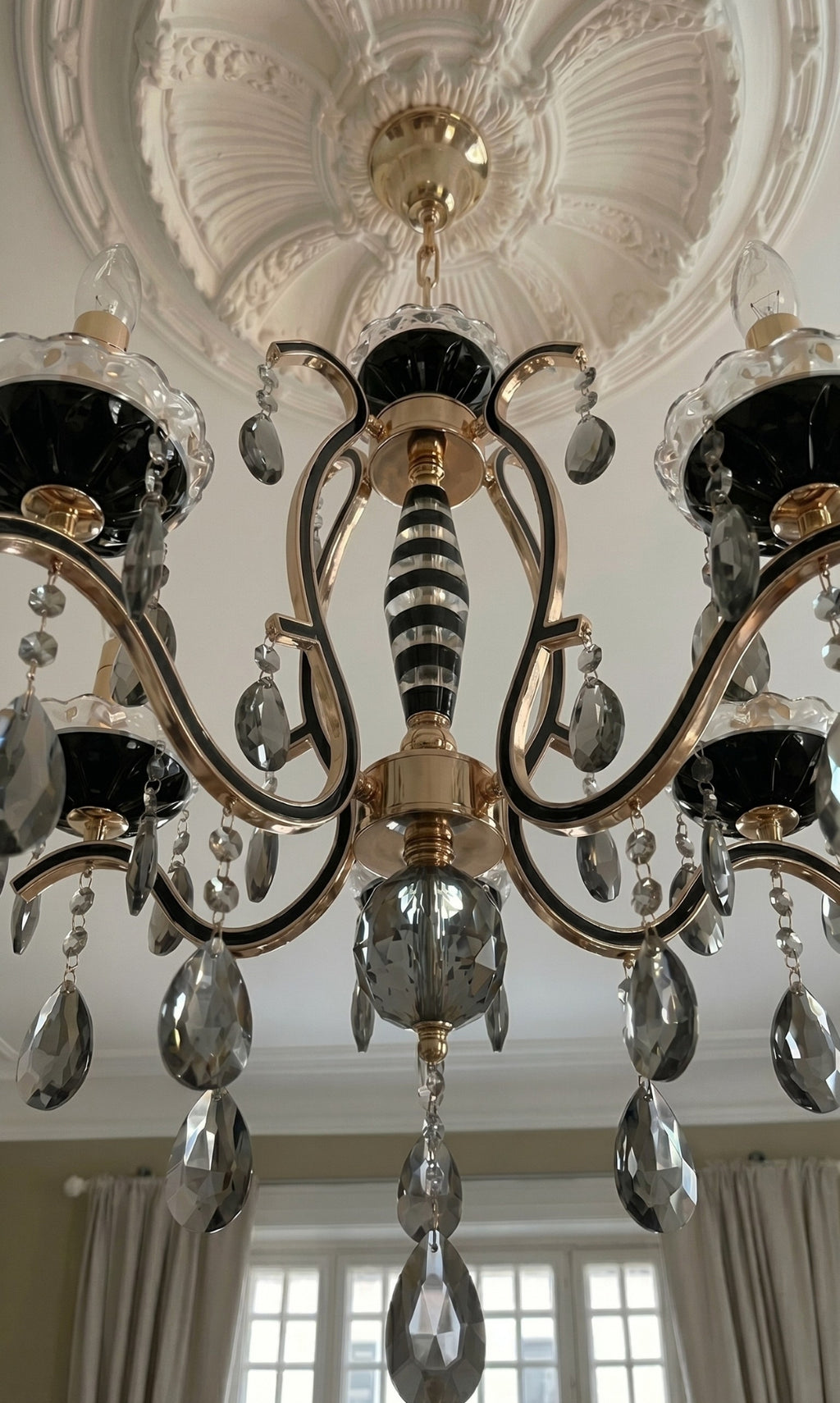 Lustre Candelabro de Cristal Legítimo Tudor 5 Braços Preto e Dourado