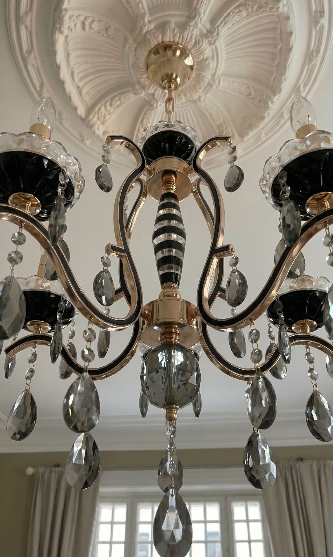 Lustre Candelabro de Cristal Legítimo Tudor 5 Braços Preto e Dourado