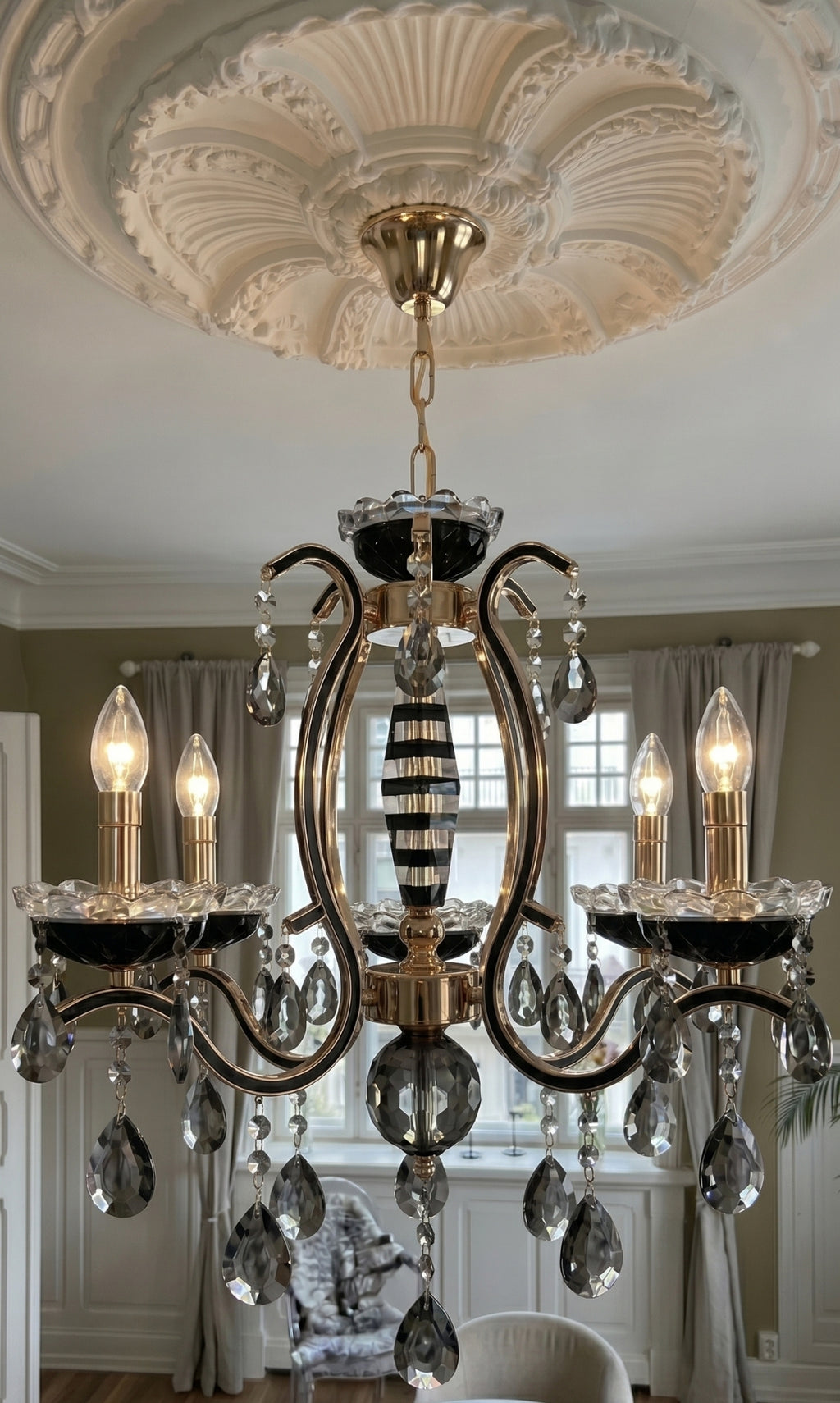 Lustre Candelabro de Cristal Legítimo Tudor 5 Braços Preto e Dourado