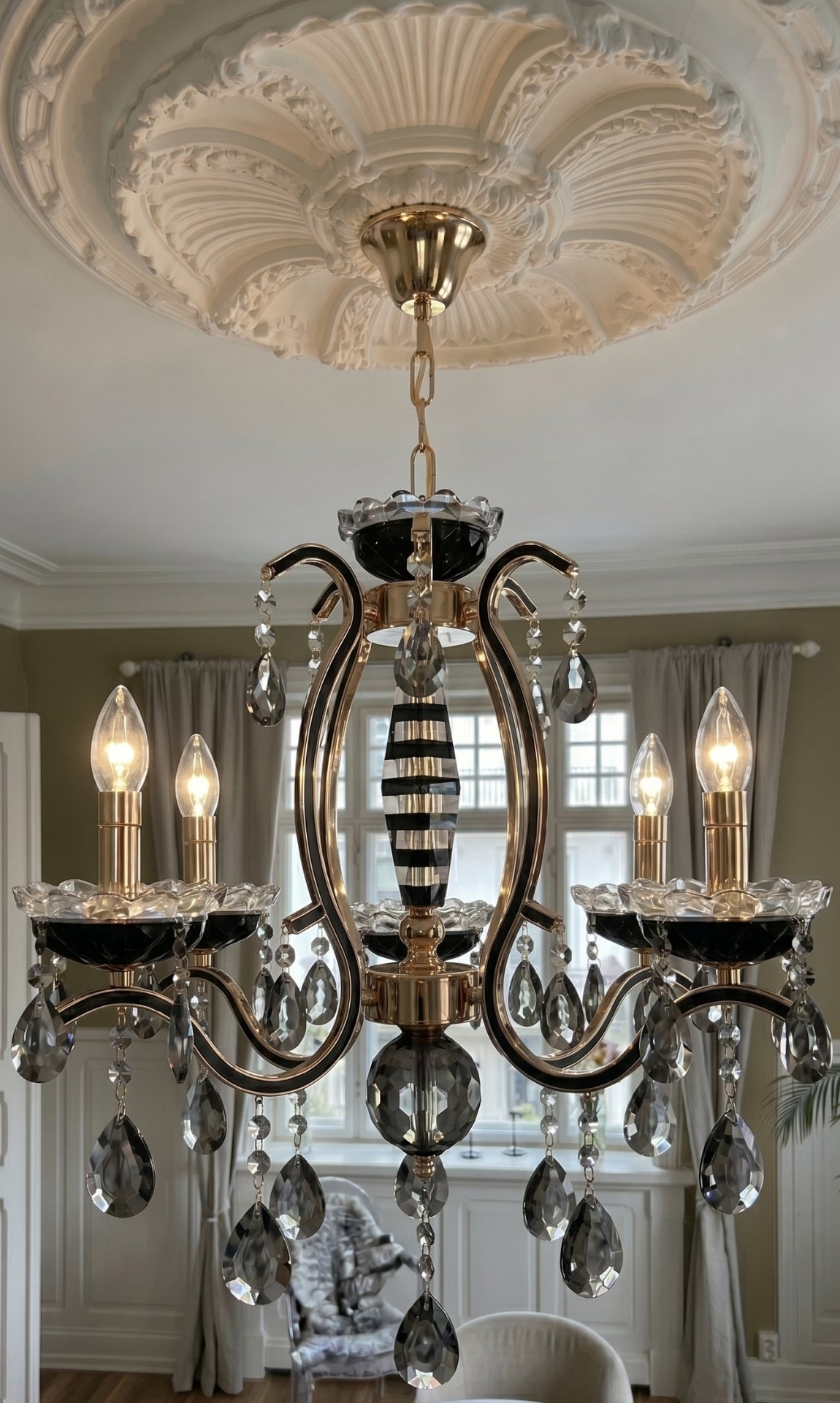 Lustre Candelabro de Cristal Legítimo Tudor 5 Braços Preto e Dourado