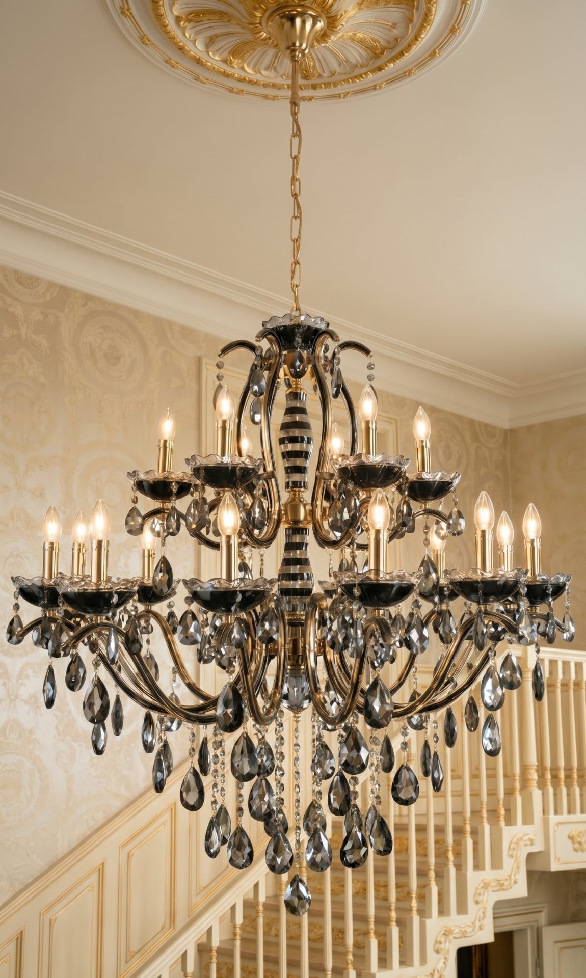 Lustre Candelabro de Cristal Legítimo Tudor 24 Braços Preto e Dourado