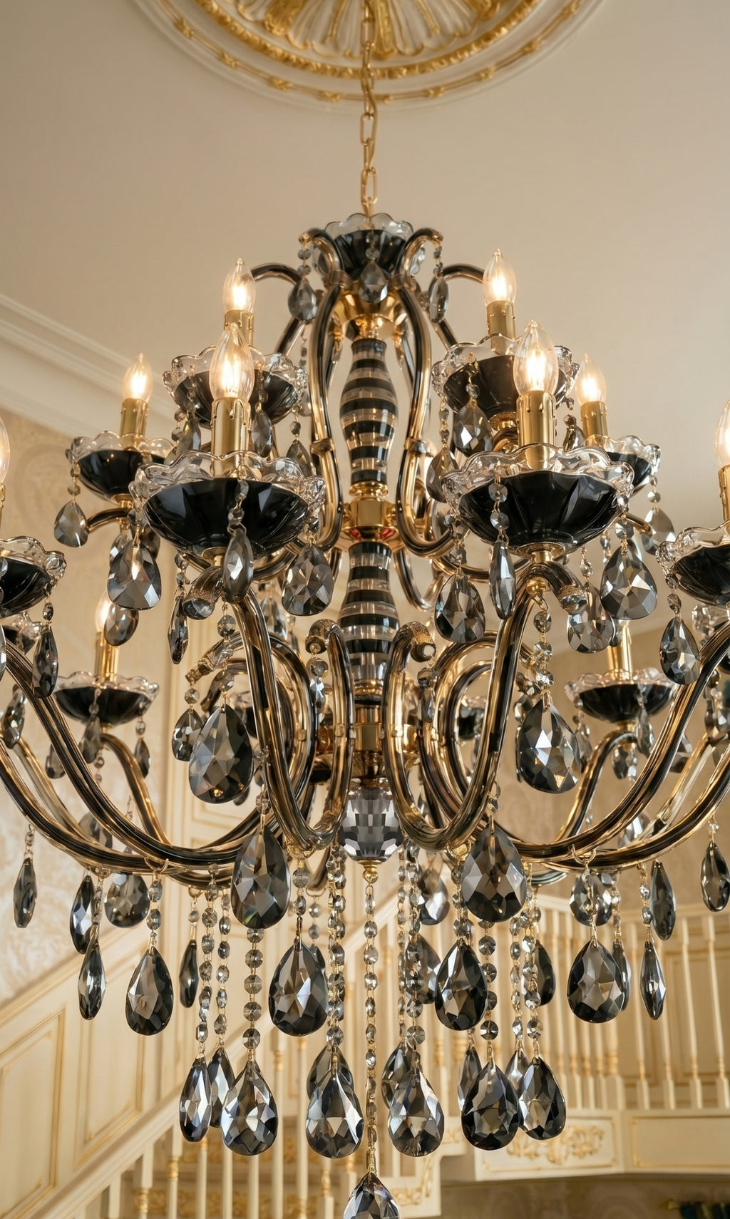 Lustre Candelabro de Cristal Legítimo Tudor 24 Braços Preto e Dourado