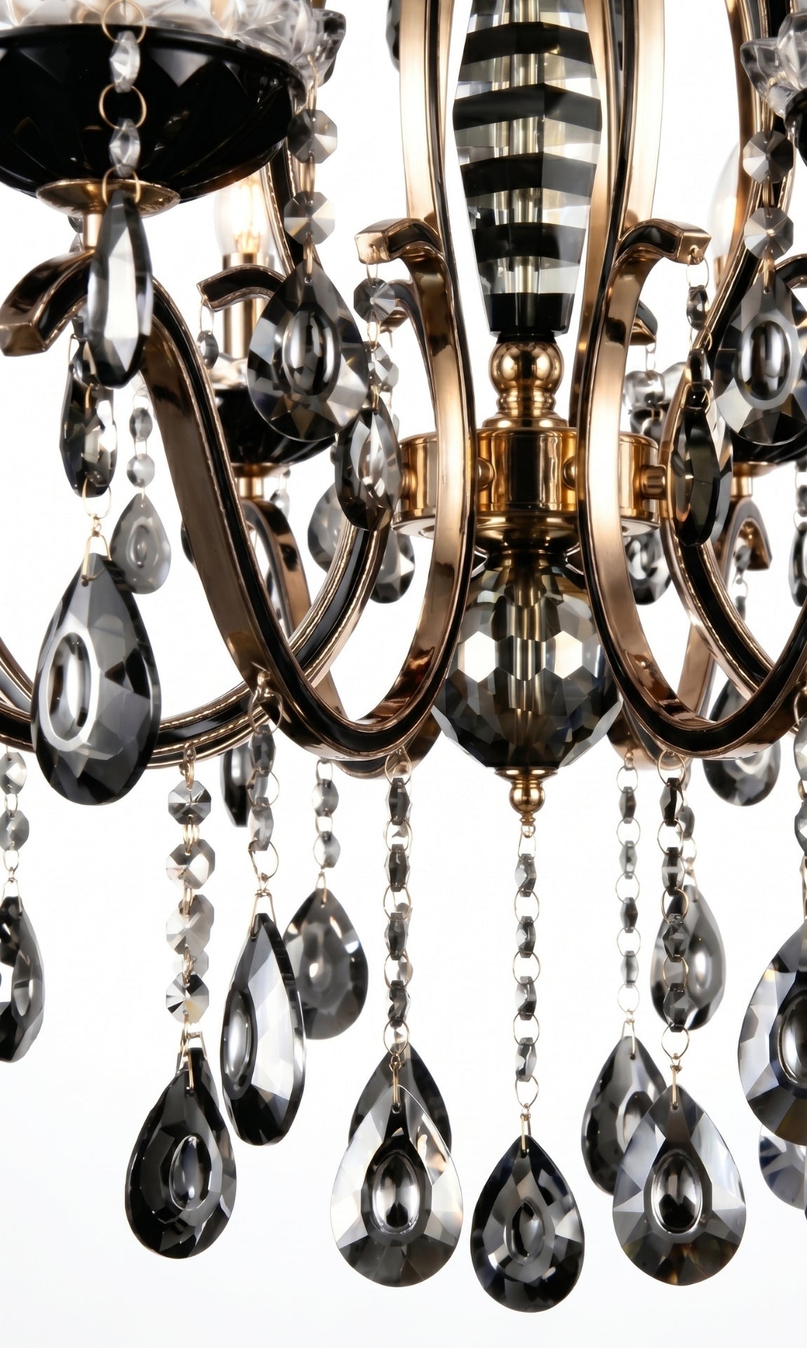 Lustre Candelabro de Cristal Legítimo Tudor 8 Braços Preto e Dourado