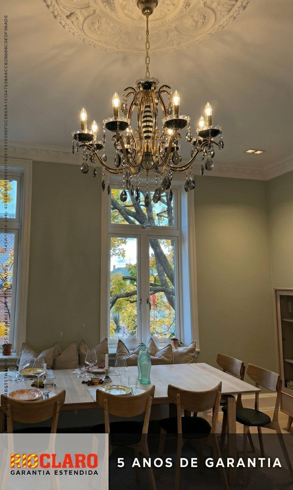 Lustre Candelabro de Cristal Legítimo Tudor 8 Braços Preto e Dourado