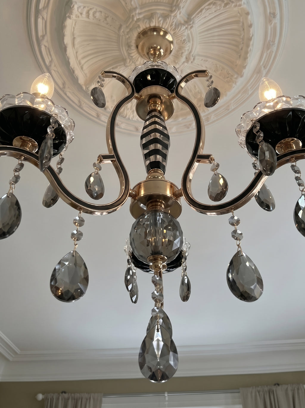 Lustre Candelabro de Cristal Legítimo Tudor 3 Braços Preto e Dourado
