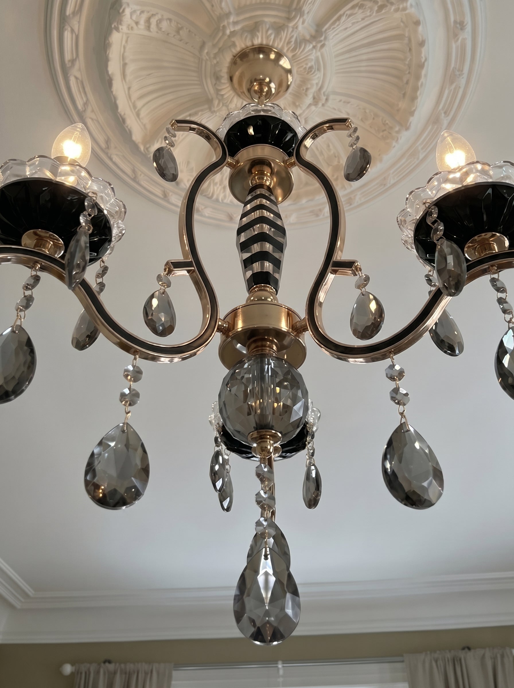 Lustre Candelabro de Cristal Legítimo Tudor 3 Braços Preto e Dourado