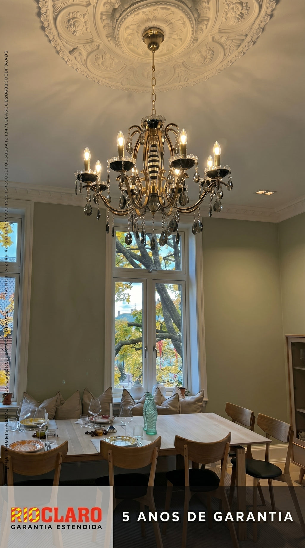 Lustre Candelabro de Cristal Legítimo Tudor 8 Braços Preto e Dourado