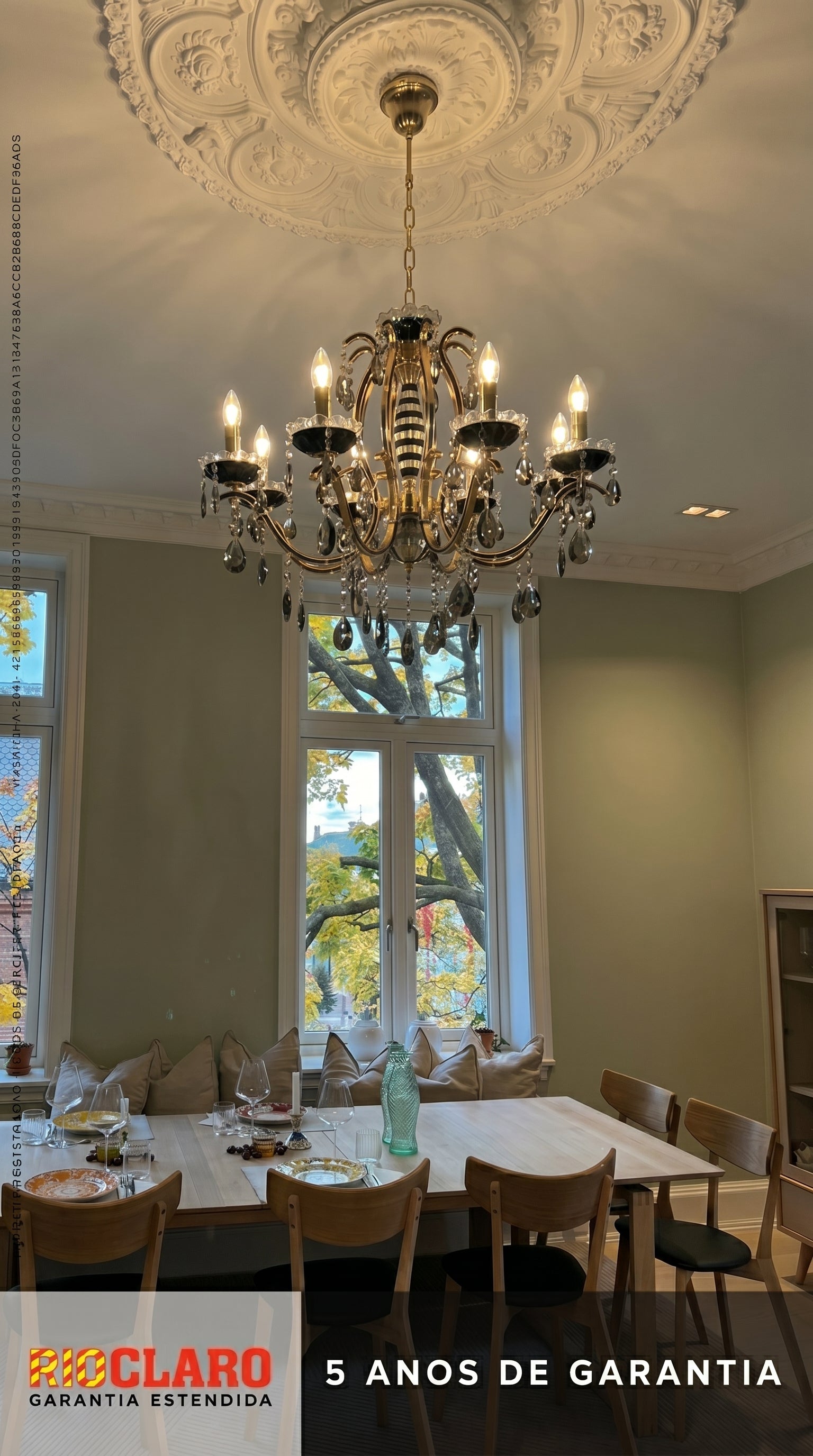 Lustre Candelabro de Cristal Legítimo Tudor 8 Braços Preto e Dourado