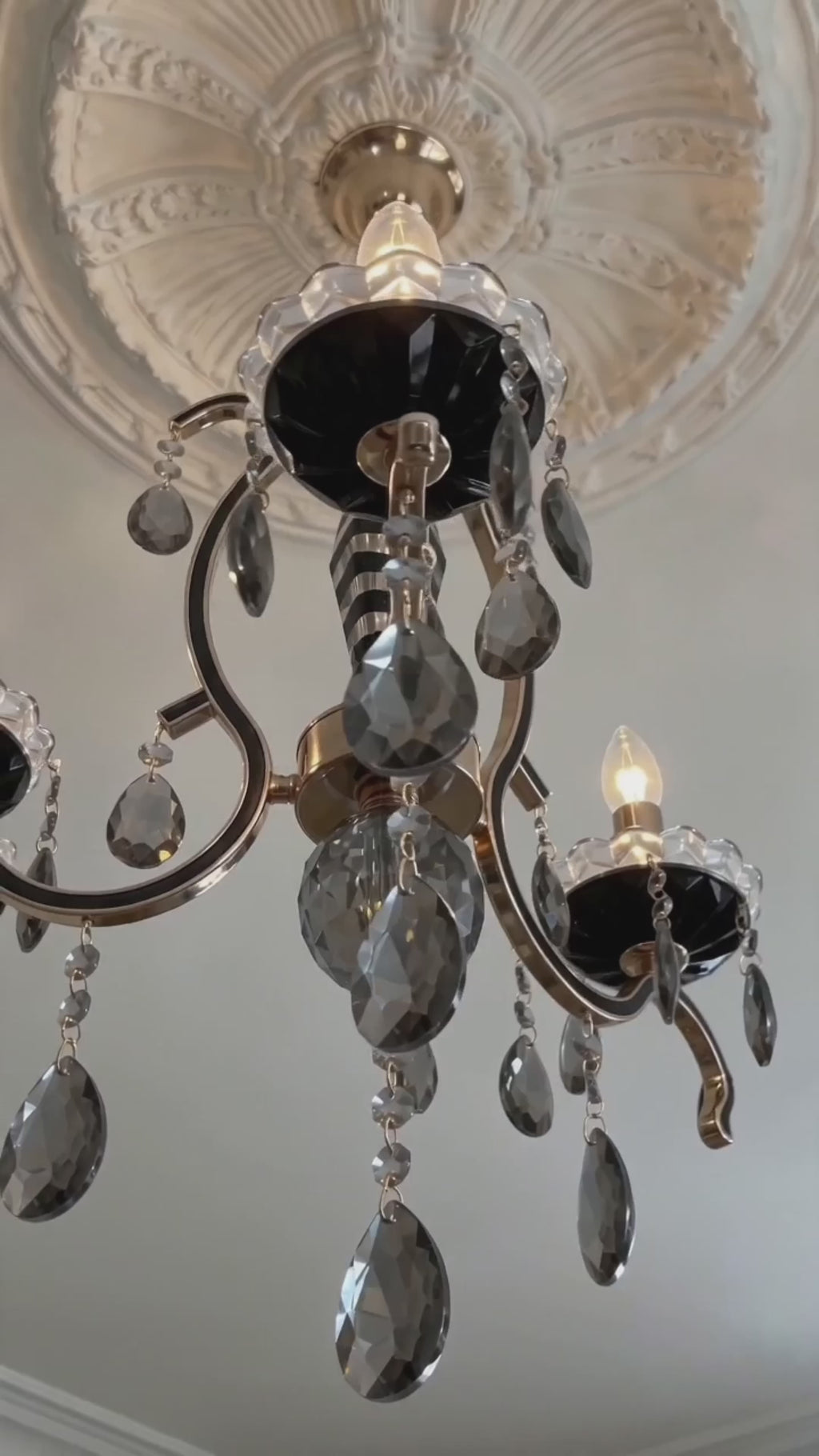 Lustre Candelabro de Cristal Legítimo Tudor 3 Braços Preto e Dourado
