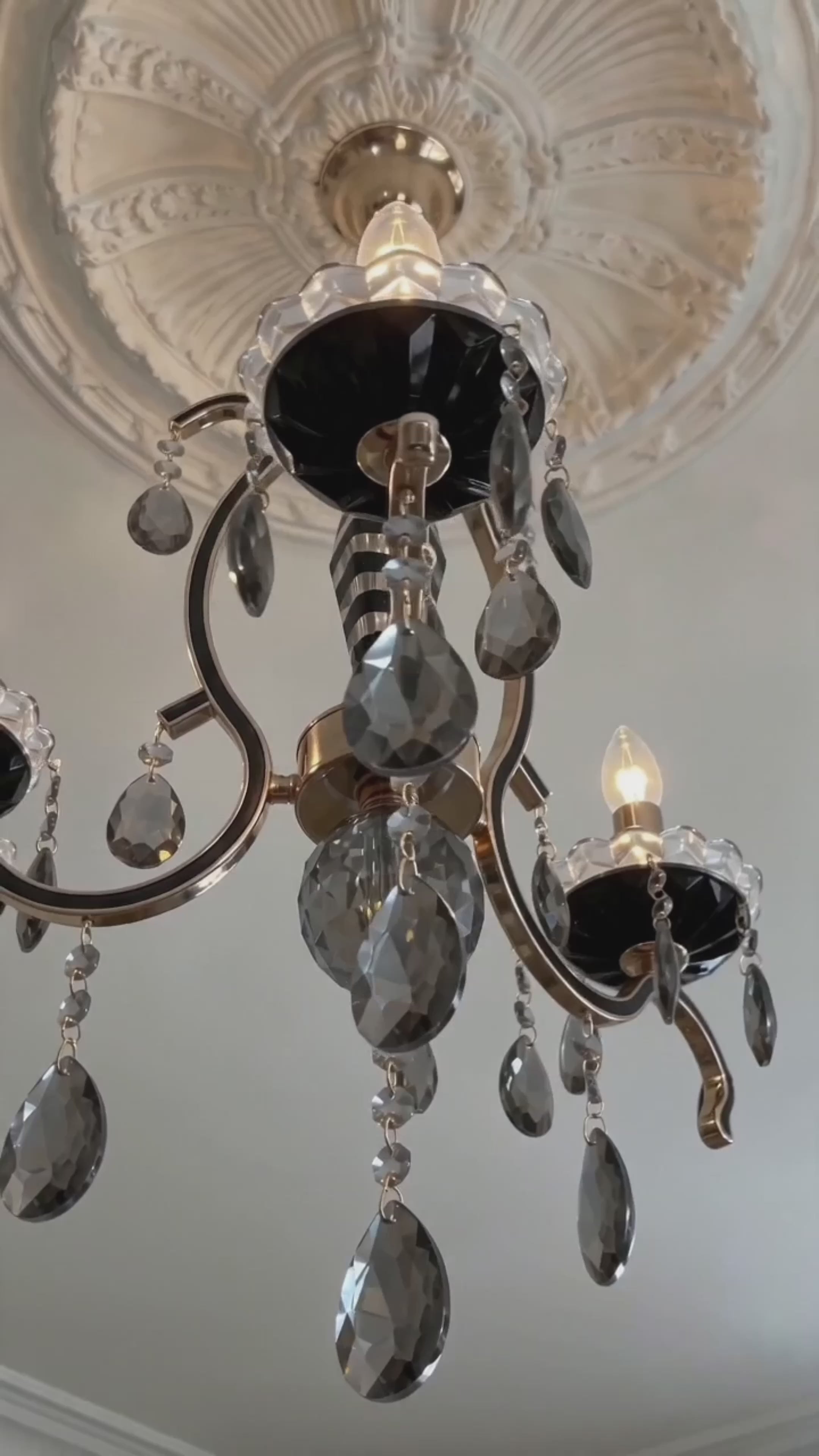 Lustre Candelabro de Cristal Legítimo Tudor 3 Braços Preto e Dourado